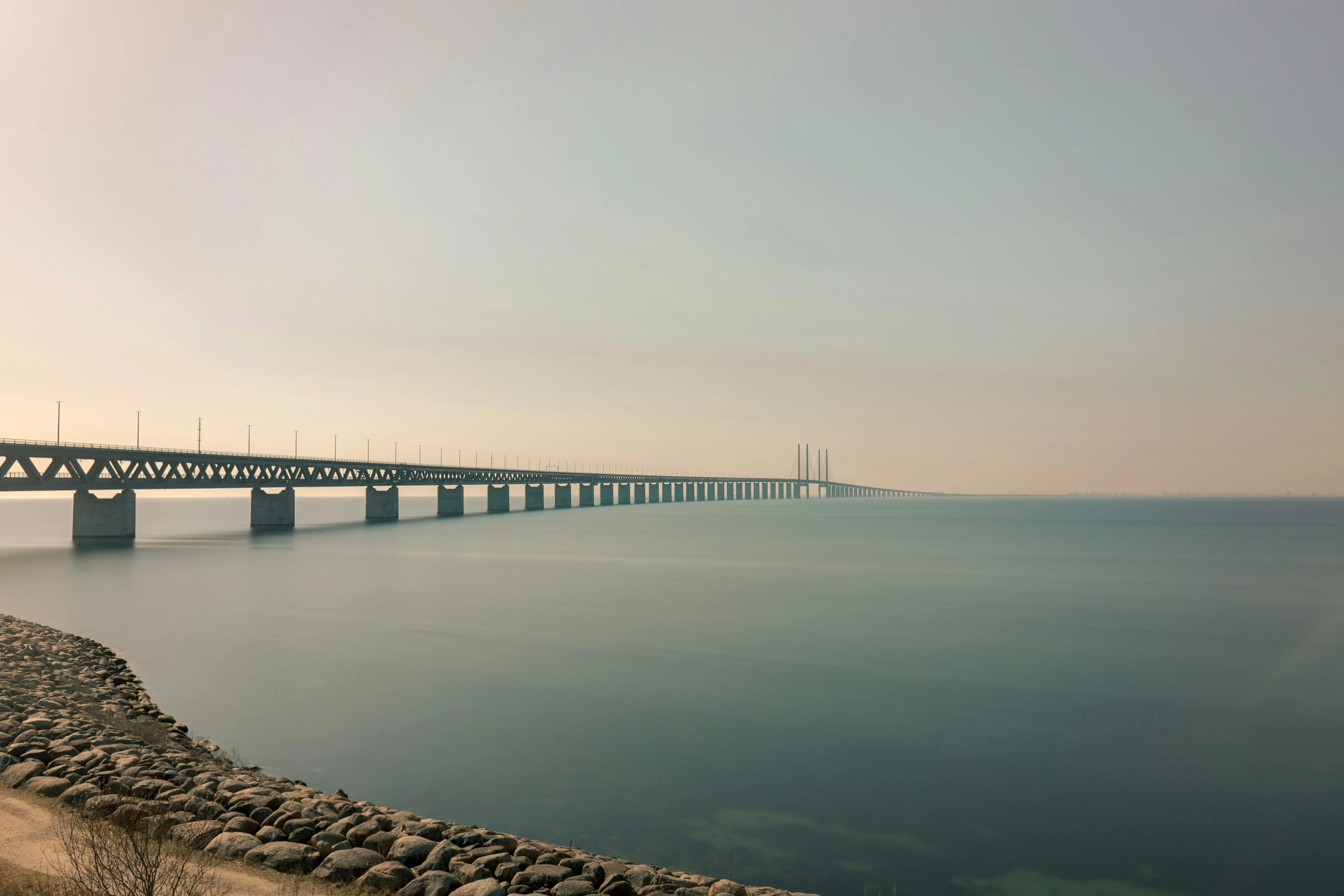 Öresundsbron i dis, sedd från den svenska sidan