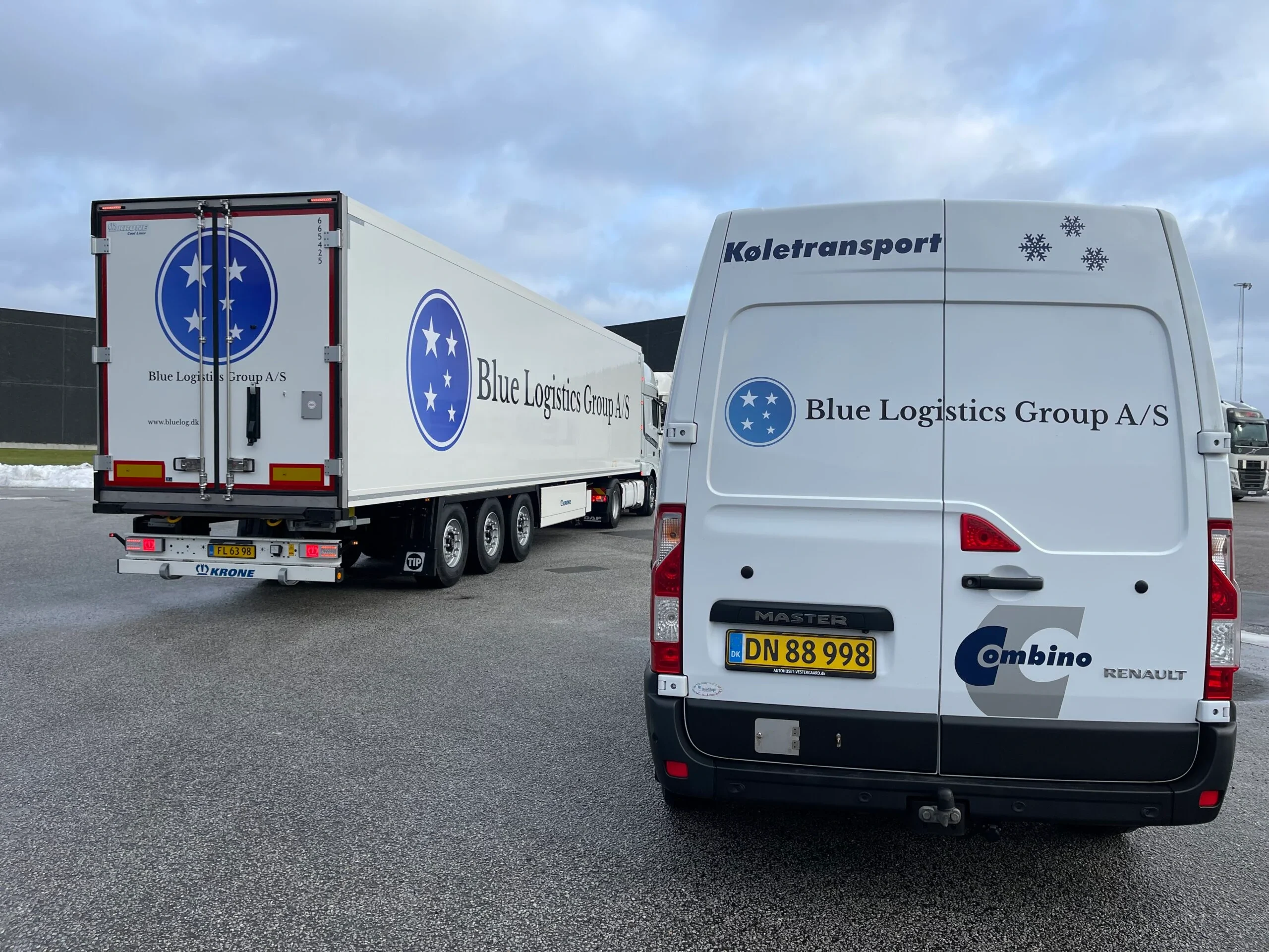Trailer och skåpbil från Blue Logistics Group uppställda på terminalen