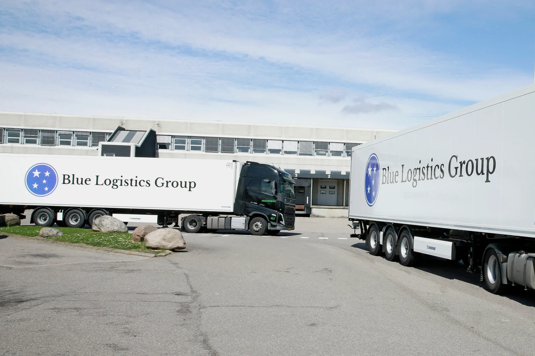 Trailer från Blue Logistics Group uppställd på terminalen